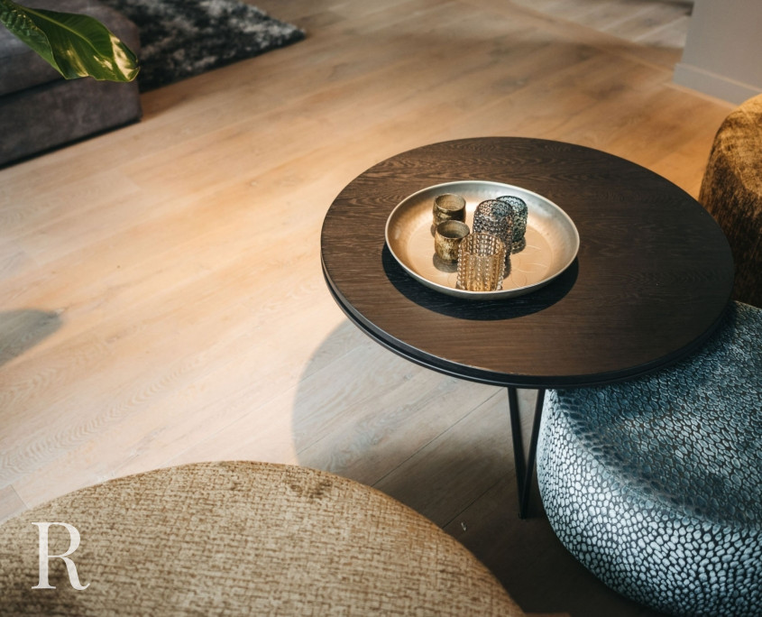 Zwarte cinewall met opbergruimte