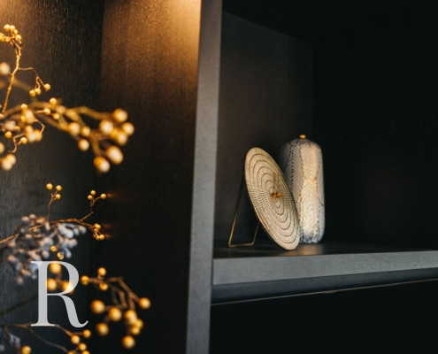 Zwarte cinewall met opbergruimte