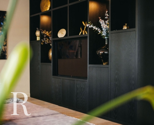 Zwarte cinewall met opbergruimte