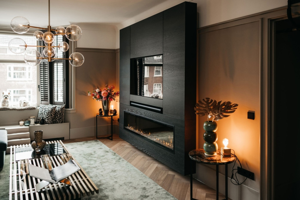 Zwarte cinewall met sfeerhaard