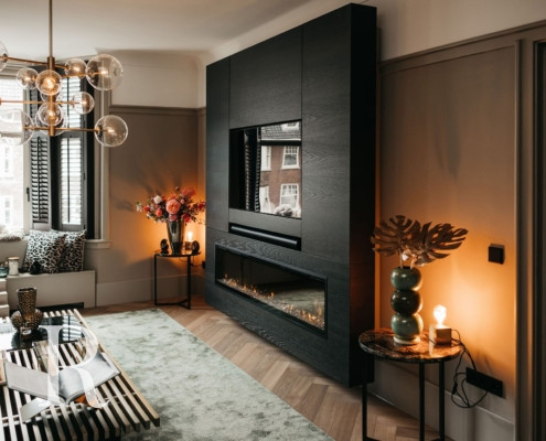 Zwarte cinewall met sfeerhaard