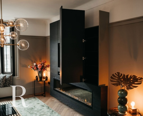 Zwarte cinewall met sfeerhaard