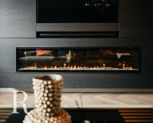 Zwarte cinewall met sfeerhaard