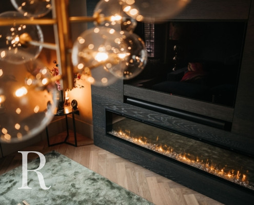 Zwarte cinewall met sfeerhaard