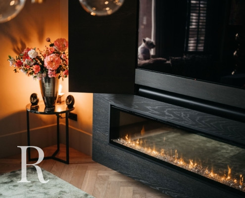 Zwarte cinewall met sfeerhaard