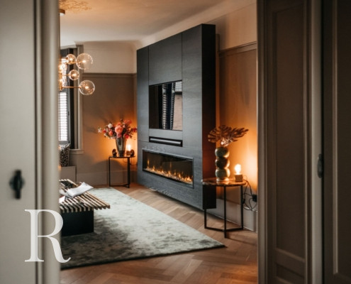 Zwarte cinewall met sfeerhaard