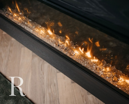 Zwarte cinewall met sfeerhaard