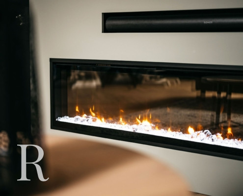 Zwart-witte cinewall met sfeerhaard