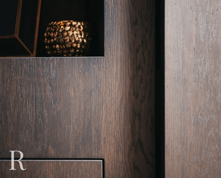 Bruine cinewall met sfeerhaard