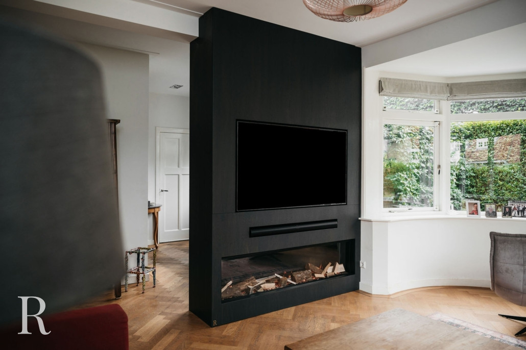 Zwarte cinewall met sfeerhaard