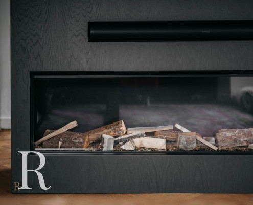 Zwarte cinewall met sfeerhaard