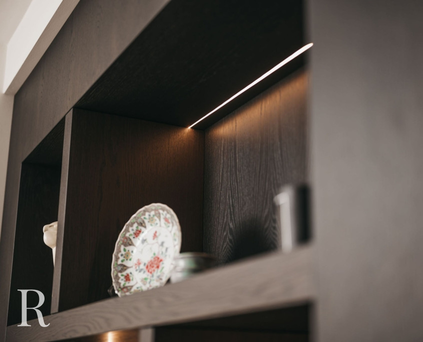 Zwarte cinewall met sfeerhaard