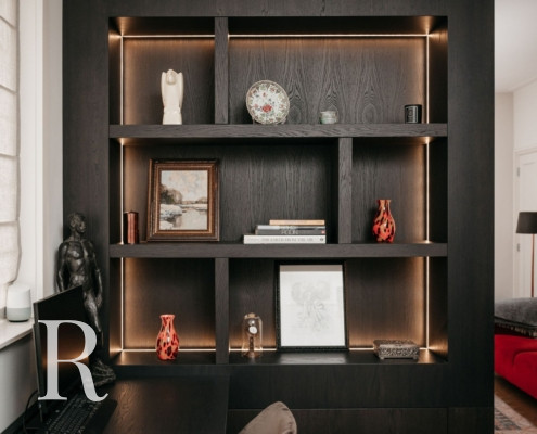 Zwarte cinewall met sfeerhaard