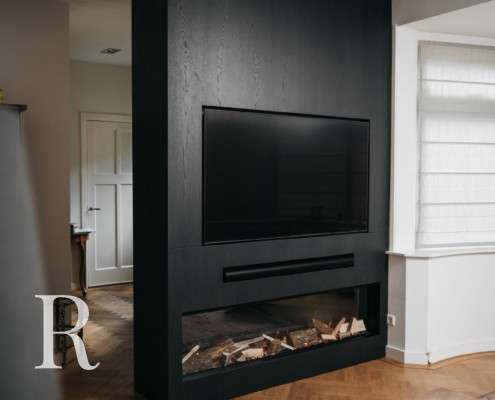 Zwarte cinewall met sfeerhaard