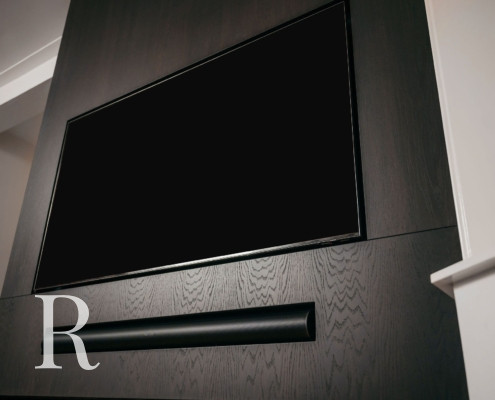 Zwarte cinewall met sfeerhaard