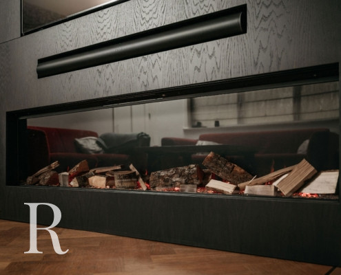 Zwarte cinewall met sfeerhaard