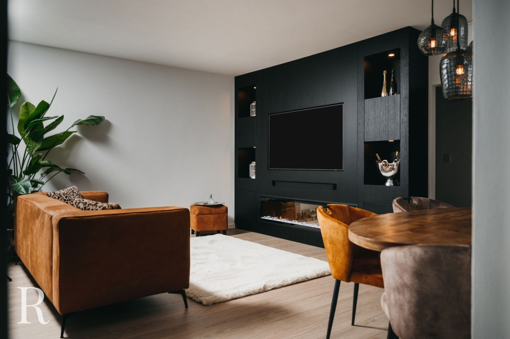 Zwarte cinewall met sfeerhaard