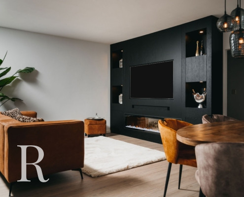 Zwarte cinewall met sfeerhaard