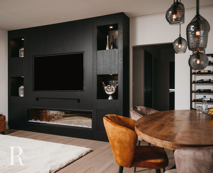 Zwarte cinewall met sfeerhaard