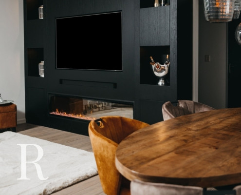 Zwarte cinewall met sfeerhaard