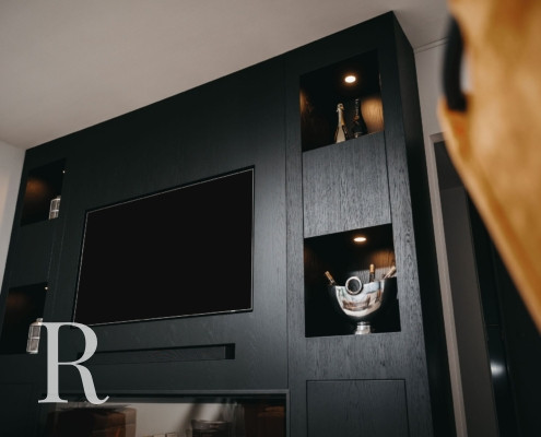 Zwarte cinewall met sfeerhaard