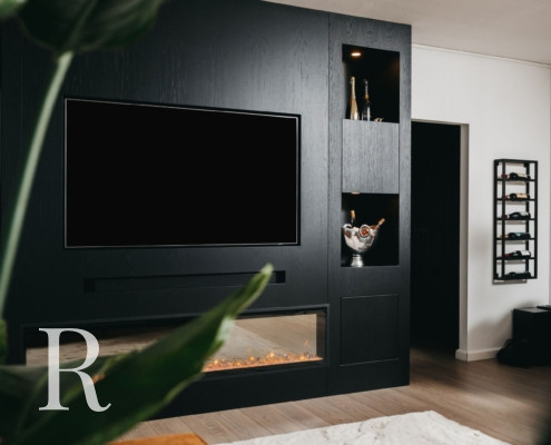 Zwarte cinewall met sfeerhaard