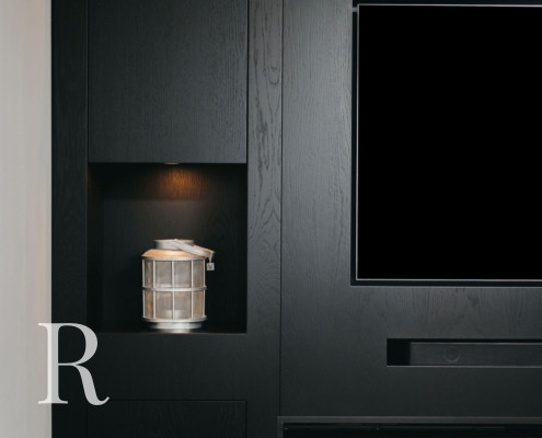 Zwarte cinewall met sfeerhaard