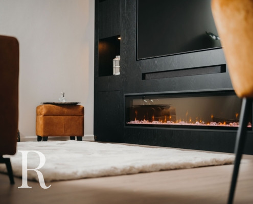 Zwarte cinewall met sfeerhaard