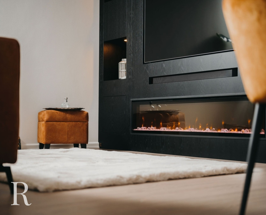 Zwarte cinewall met sfeerhaard