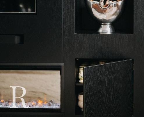 Zwarte cinewall met sfeerhaard