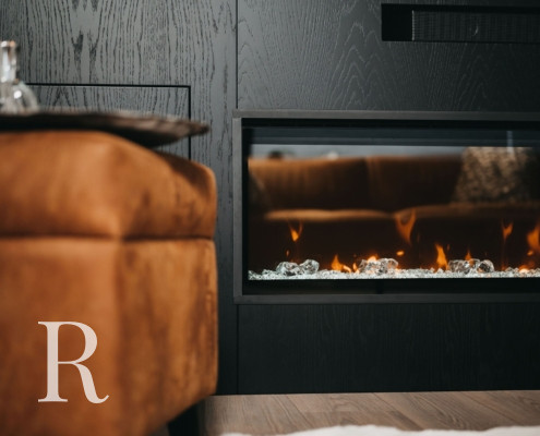 Zwarte cinewall met sfeerhaard