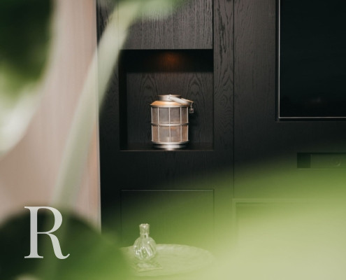 Zwarte cinewall met sfeerhaard