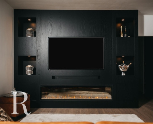 Zwarte cinewall met sfeerhaard