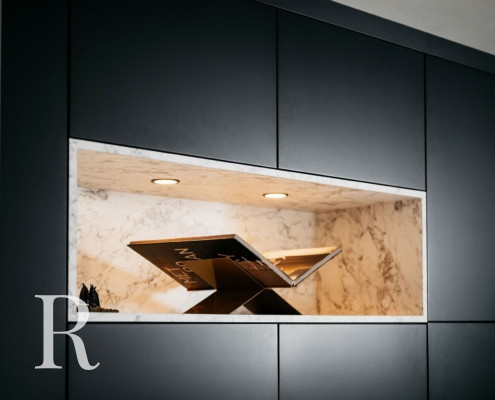 Zwarte cinewall met sfeerhaard