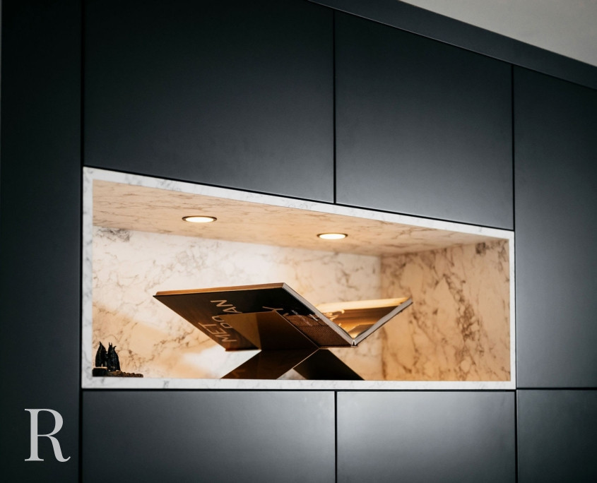 Zwarte cinewall met sfeerhaard