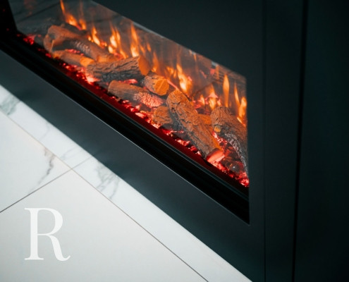 Zwarte cinewall met sfeerhaard