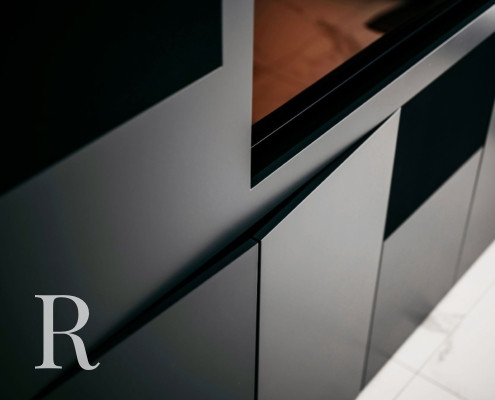 Zwarte cinewall met sfeerhaard