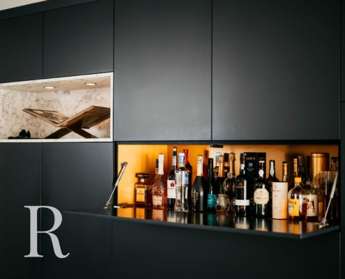 Zwarte cinewall met sfeerhaard