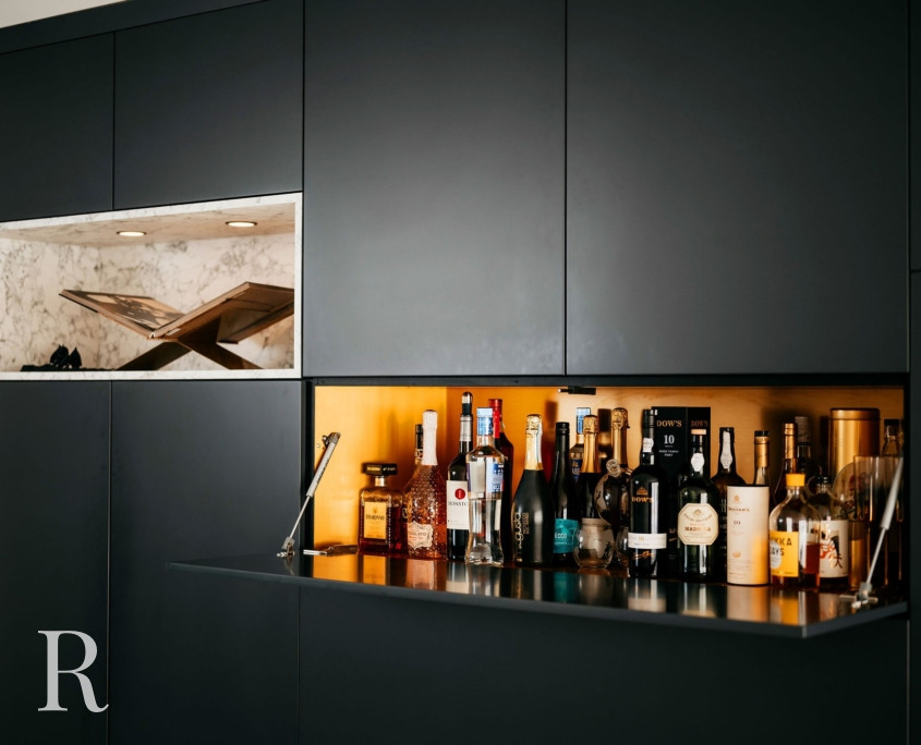 Zwarte cinewall met sfeerhaard