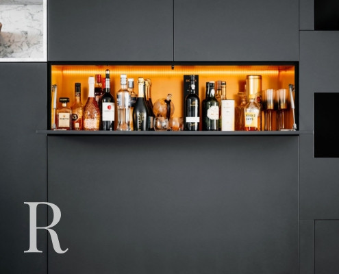 Zwarte cinewall met sfeerhaard