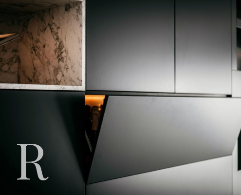 Zwarte cinewall met sfeerhaard