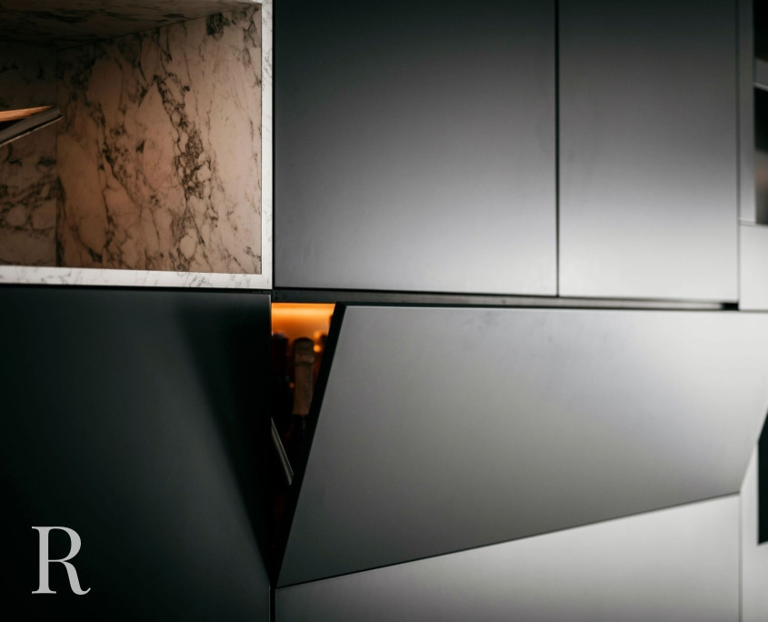 Zwarte cinewall met sfeerhaard