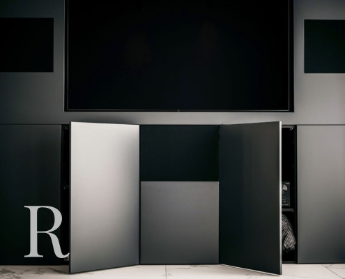 Zwarte cinewall met sfeerhaard