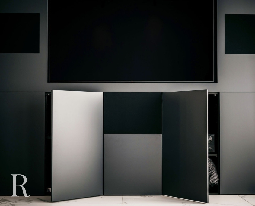 Zwarte cinewall met sfeerhaard