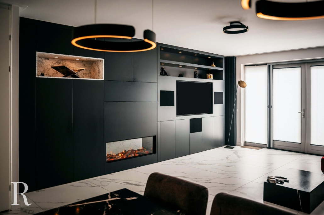 Zwarte cinewall met sfeerhaard