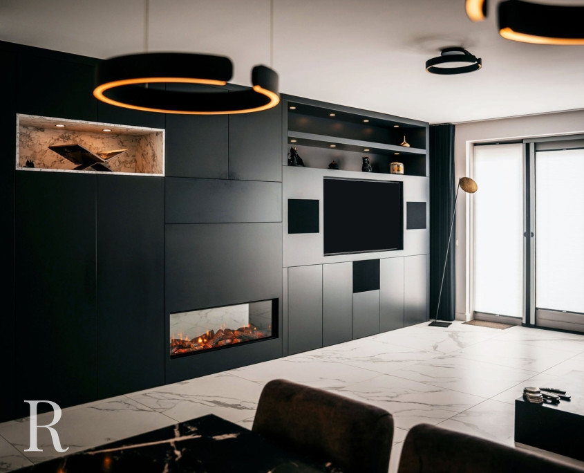 Zwarte cinewall met sfeerhaard