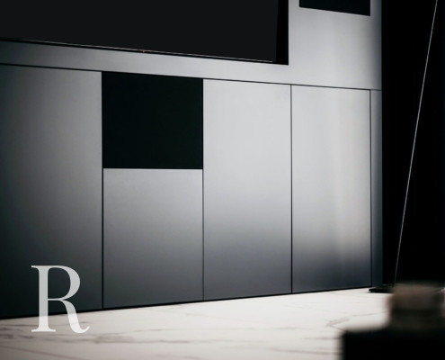 Zwarte cinewall met sfeerhaard