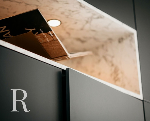 Zwarte cinewall met sfeerhaard