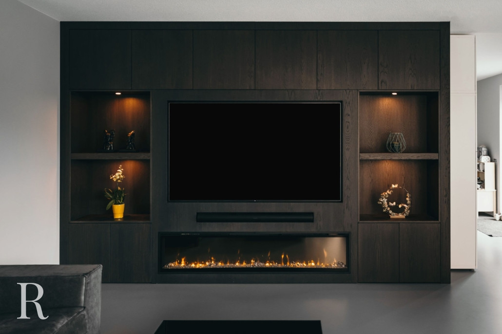 Bruine cinewall met sfeerhaard