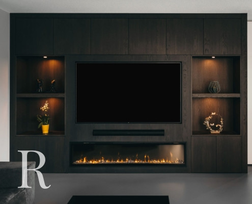 Bruine cinewall met sfeerhaard